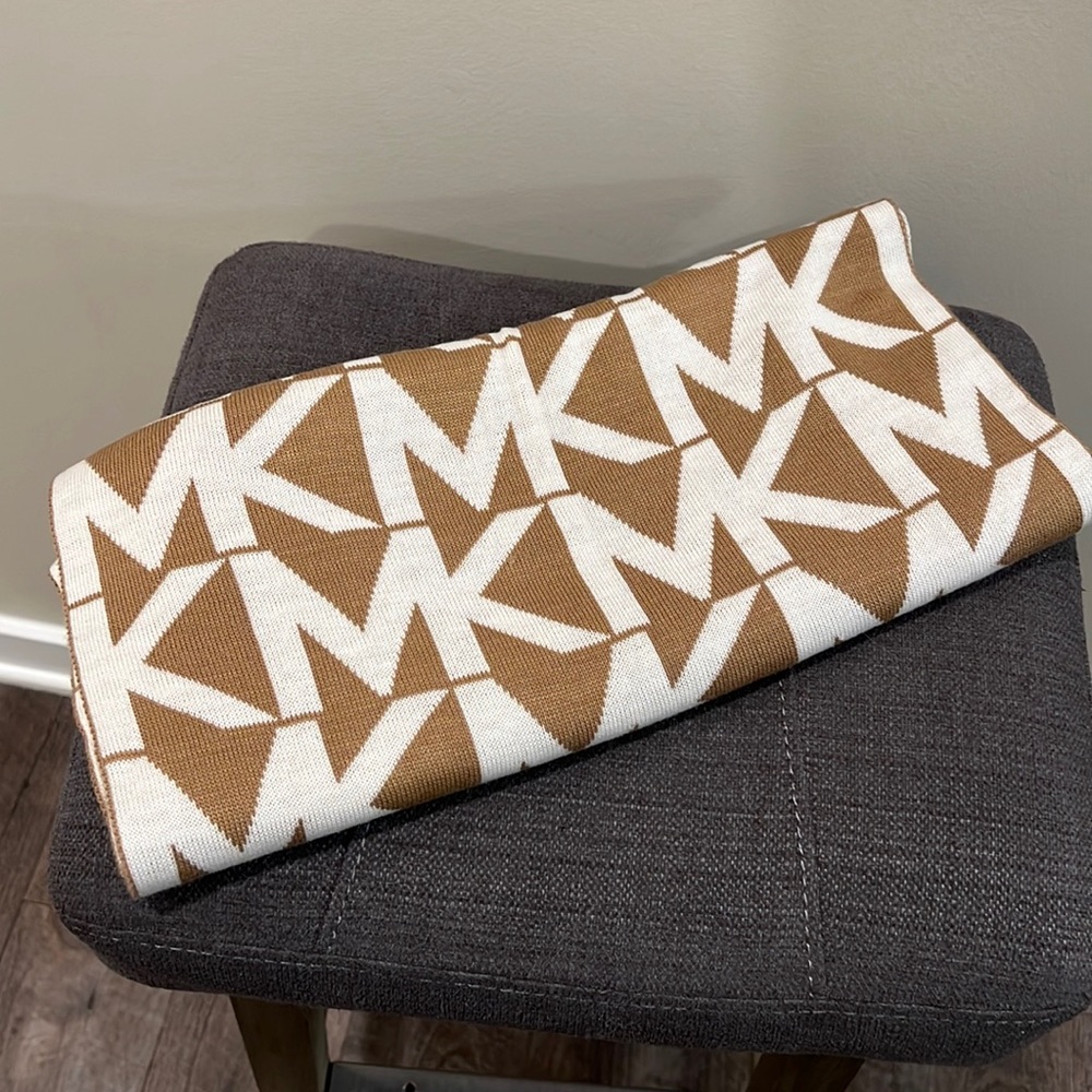 Micheal kors circle scarf
